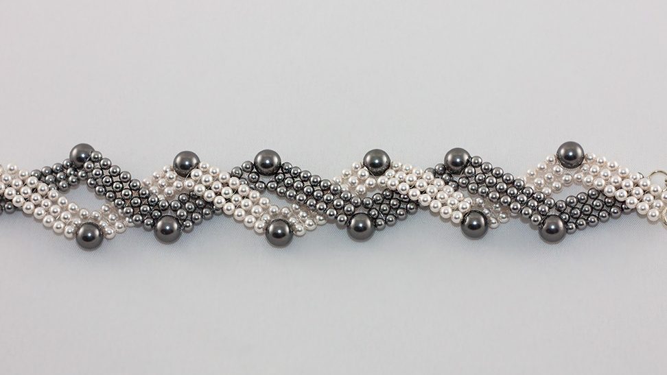 Bratara Chevron Versatile – Grey & White Crystal Pearl