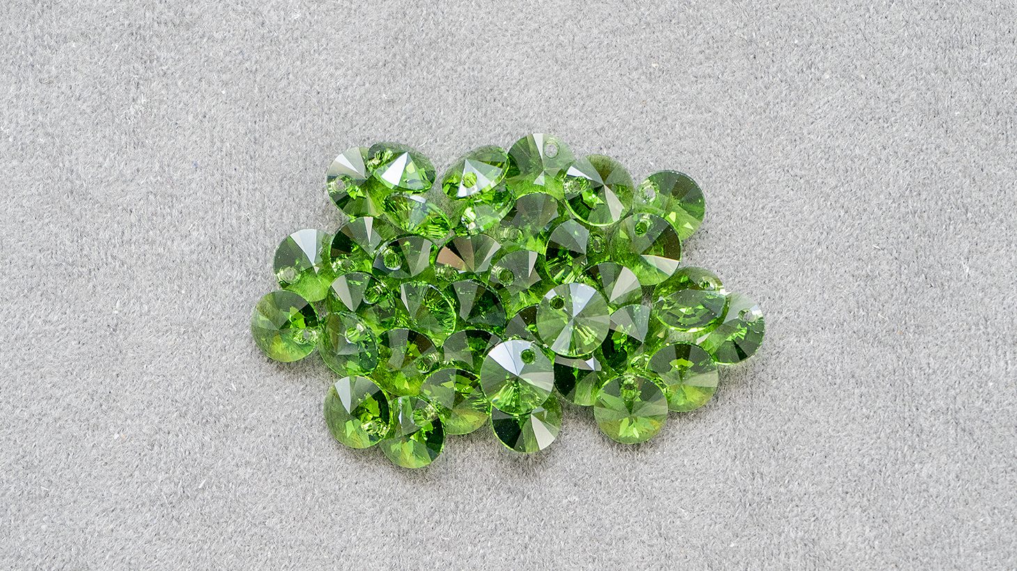 Element Crystal Pendant 6428 Xilion Fern Green 8mm