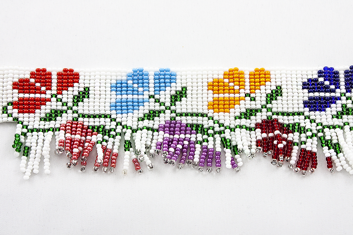 Zgărdan Tradițional Motiv Floral Franjuri – Alb/Multicolor